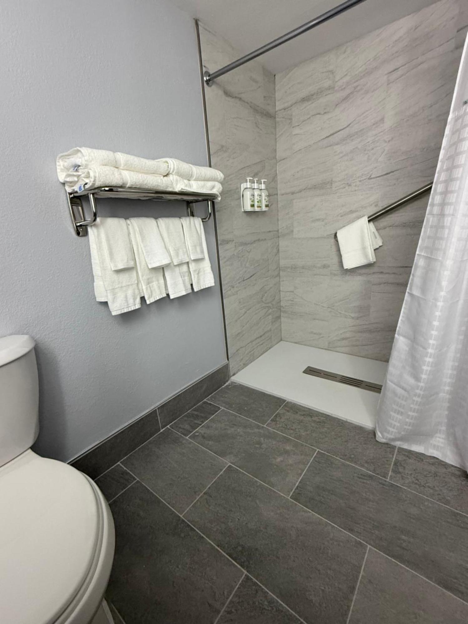 Baymont By Wyndham Batavia - Darien Lake Room photo